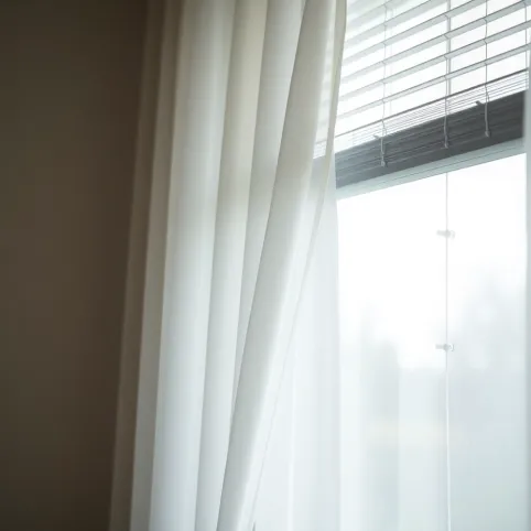 Co na okna w salonie