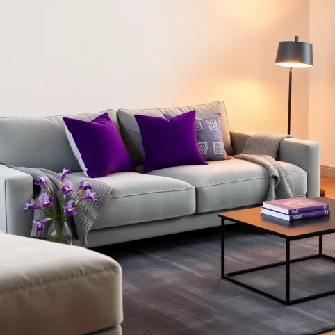 Fioletowe dodatki do szarego salonu