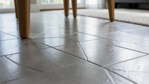 podłoga z kafli w salonie